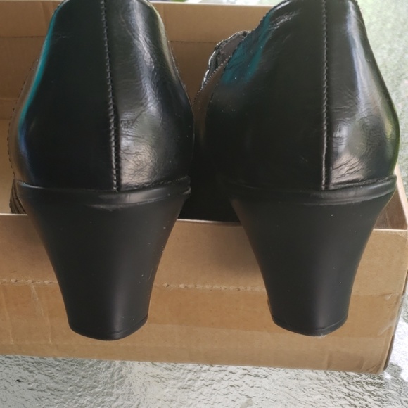 Clarks shoes  Chiffon Petal size 9. - Picture 2 of 4